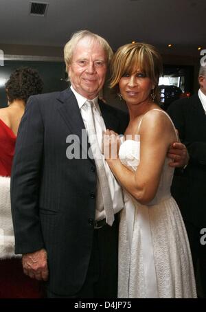 Deutscher Regisseur Wolfgang Petersen und seiner Frau Maria feiern auf einer Party für den deutschen Oscar nominierten Film? Der Baader-Meinhof-Komplex? in Los Angeles, USA, 22. Februar 2009. Der Film wurde als bester fremdsprachiger Film bei den 81. Academy Awards nominiert. Foto: Hubert Boesl Stockfoto