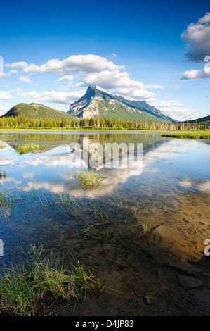 Mount Rundle mit blauem Himmel reflektiert in Vermilion Seen im Banff Nationalpark, Alberta, Kanada Stockfoto