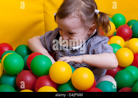 kleines Mädchen auf Spielplatz Folie lacht Stockfoto