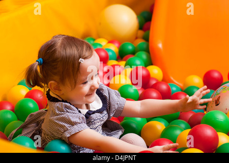 kleines Mädchen auf Spielplatz Folie lacht Stockfoto