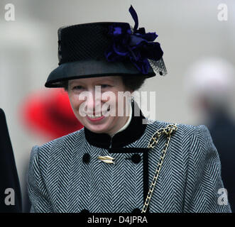 Britische Prinzessin Anne besucht die Enthüllung des Denkmals Königinmutter entlang der Mall in London, Großbritannien, 24. Februar 2009. Drei Generationen der königlichen Familie gesammelt für die Zeremonie, einschließlich Prinzen William und Harry. Bildhauer Philip Jackson schuf das Denkmal für die Königin-Mutter, der im Jahr 2002 starb im Alter von 101. Foto: Patrick van Katwijk Stockfoto