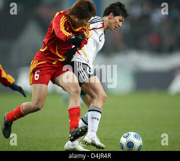 China? s Yuan Fan (L) um den Ball mit Deutschland kämpft? s Linda Bresonik während der Frauen? s internationale match Deutschland gegen China im SchuecoArena Stadion in Bielefeld, Deutschland, 25. Februar 2009. Foto: Friso Gentsch. Stockfoto