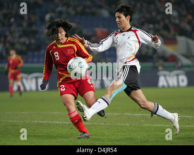 China? s Gao Yan (L) um den Ball mit Deutschland kämpft? s Linda Bresonik während der Frauen? s internationale match Deutschland gegen China im SchuecoArena Stadion in Bielefeld, Deutschland, 25. Februar 2009. Foto: Friso Gentsch. Stockfoto