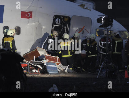 Eine Leiche wird aus dem Wrack des abgestürzten Flugzeugs liegt in einem Feld in Amsterdam, Niederlande, 25. Februar 2009 gewonnen. Das Flugzeug von Turkish Airways hat bei der Landung in Amsterdam abgestürzt? s Schiphol Flughafen, neun Menschen getötet und mehr als 50 der 134 Passagiere verletzen. Die Gründe für den Absturz sind noch unklar. Foto: Achim Scheidemann Stockfoto