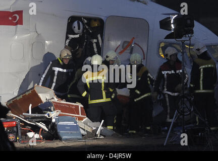 Eine Leiche wird aus dem Wrack des abgestürzten Flugzeugs liegt in einem Feld in Amsterdam, Niederlande, 25. Februar 2009 gewonnen. Das Flugzeug von Turkish Airways hat bei der Landung in Amsterdam abgestürzt? s Schiphol Flughafen, neun Menschen getötet und mehr als 50 der 134 Passagiere verletzen. Die Gründe für den Absturz sind noch unklar. Foto: Achim Scheidemann Stockfoto