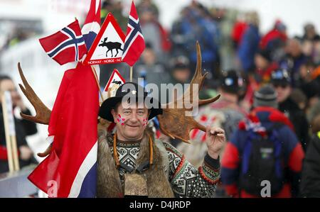 Ein norwegischer Fan ist die FIS Nordische Ski-WM in Liberec, Tschechische Republik, 26. Februar 2009 abgebildet. Die nächsten Ski-WM stattfinden 2011 in Oslo. Foto: KAY NIETFELD Stockfoto