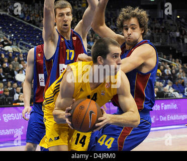 Barcelona? s-Mitte Fran Vazquez (L) und Wache Roger Grimau wetteifern um den Ball mit Berlin? s Center Adam Chubb (vorne) während der EuroLeague Spiel ALBA Berlin Vs FC Barcelona Stadium der O2-World in Berlin, Deutschland, 26. Februar 2009. Foto: Rainer Jensen Stockfoto