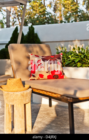 Villa Garten mit Liege in der schönen Nachmittagssonne Stockfoto