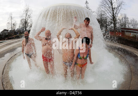 Besucher von Karlsruhe? s Freibad? Sonnenbad? Vergnügen Sie sich bei der Eröffnung des Schwimmbades in Karlsruhe, Deutschland, 28. Februar 2009. Laut Organisatoren? Sonnenbad? ist in diesem Jahr? s erste Außenpool zu Beginn der Freibad-Saison in Baden-Württemberg. ? Die Wassertemperaturen sind immer an die Lufttemperaturen in einem angenehmen Verhältnis zum ich angepasst. Stockfoto