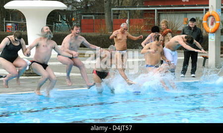 Besucher von Karlsruhe? s Freibad? Sonnenbad? Vergnügen Sie sich bei der Eröffnung des Schwimmbades in Karlsruhe, Deutschland, 28. Februar 2009. Laut Organisatoren? Sonnenbad? ist in diesem Jahr? s erste Außenpool zu Beginn der Freibad-Saison in Baden-Württemberg. ? Die Wassertemperaturen sind immer an die Lufttemperaturen in einem angenehmen Verhältnis zum ich angepasst. Stockfoto