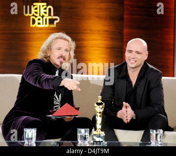 Moderator Thomas Gottschalk (L) spricht mit Oscar preisgekrönten Regisseur Jochen Alexander Freydank während im deutschen Fernsehen zeigen? Wetten, dass...?? (? Wetten, dass...??) in Düsseldorf, 28. Februar 2009. Foto: Clemens Bilan Stockfoto