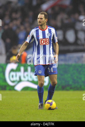 Hertha? s Josip Simunic führt den Ball während der Bundesliga Hertha BSC Berlin Vs Borussian Moenchengladbach im Olympiastadion in Berlin, Deutschland, 1. März 2009 entsprechen. Berlin 2: 1 gewonnen. Foto: Soeren Stache Stockfoto