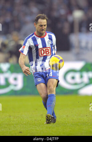 Hertha? s Josip Simunic führt den Ball während der Bundesliga Hertha BSC Berlin Vs Borussian Moenchengladbach im Olympiastadion in Berlin, Deutschland, 1. März 2009 entsprechen. Berlin 2: 1 gewonnen. Foto: Soeren Stache Stockfoto