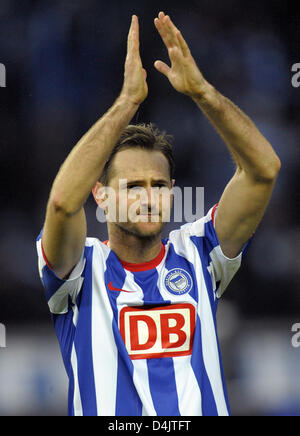Hertha? s Josip Simunic klatscht in die Hände nach die Bundesliga-Spiel Hertha BSC Berlin Vs Borussia Moenchengladbach im Olympiastadion in Berlin, Deutschland, 1. März 2009. Berlin 2: 1 gewonnen. Foto: Soeren Stache Stockfoto