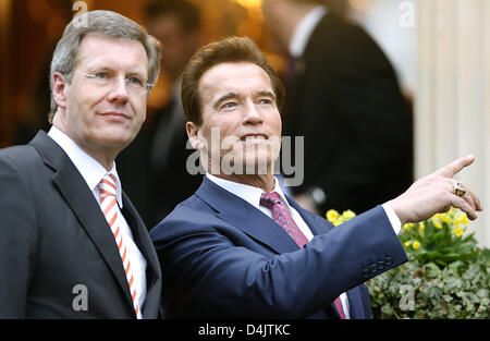 Niedersachsen? s Ministerpräsident Christian Wulff (L) grüßt Gouverneur des US-Bundesstaat Kalifornien Arnold Schwarzenegger in Hannover, 2. März 2009. Die Fachmesse für Informations-und Telekommunikationstechnik? CeBIT? mit Themenschwerpunkten wie Green IT, elektronische Gesundheitssysteme durchsetzen will (? eHealth?), IT-Security und? Webciety? auch während der globalen EG Stockfoto