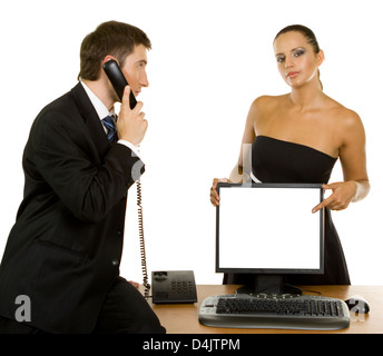 Rufen Sie uns - Geschäftsmann mit Telefon und ein schönes Mädchen zeigte auf einem Computermonitor auf denen Sie Ihr Ansprechpartner platzieren können inf Stockfoto