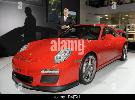 Porsche CEO Wendelin Wedeking posiert mit Porsche? s neue 911 GT3 auf dem 79. Genfer Autosalon in Genf, Schweiz, 3. März 2009. Foto: MARIJAN MURAT Stockfoto