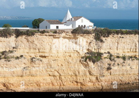 Kapelle von Nossa Senhora da Rocha Armaçao de Pera-Blick von der Spaziergang entlang der Küste von Praia da Marinha Algarve Portugal Stockfoto