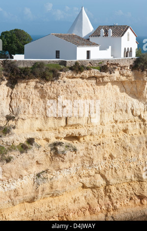 Kapelle von Nossa Senhora da Rocha Armaçao de Pera-Blick von der Spaziergang entlang der Küste von Praia da Marinha Algarve Portugal Stockfoto