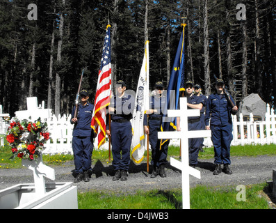Die Base Support Unit (BSU) Kodiak führte eine Übung zum Memorial Day Color Guard durch, um sich auf die zeremoniellen Aufgaben während der bevorstehenden Memorial Day-Veranstaltungen vorzubereiten. Die Praxis betonte Disziplin, Präzision und Respekt vor gefallenen Dienstmitgliedern. Stockfoto