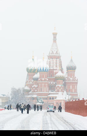 Moskau, Russland. 15. März 2013. Moskau-Hosenträger für größte März Schneefall in 50 Jahren. Menschen auf dem Roten Platz, 15. März 2013. Bildnachweis: Alexander Stzhalkouski / Alamy Live News Stockfoto