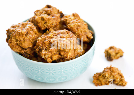 Haferflocken und Rosinen Cookies in eine Schüssel geben Stockfoto