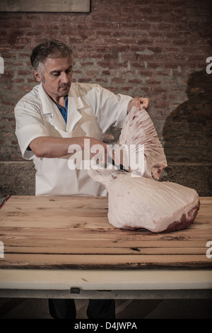 Metzgerei Fleisch im Shop schnitzen Stockfoto