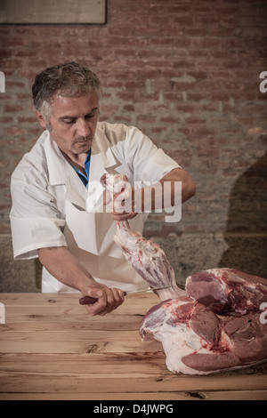 Metzgerei Fleisch im Shop schnitzen Stockfoto