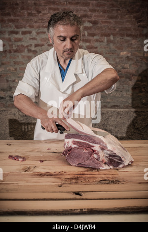 Metzgerei Fleisch im Shop schnitzen Stockfoto