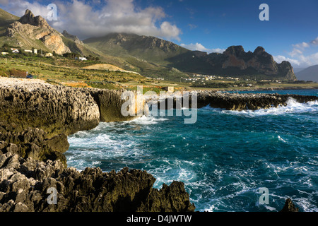 Stürmische See in der Nähe von San Vito lo Capo, Sizilien, Italien Stockfoto