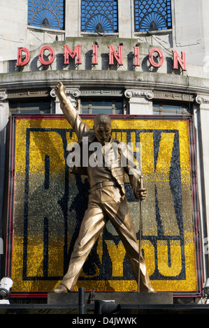 Eine große Statue von Freddie Mercury auf der Außenseite des The Dominion Theatre, die Förderung der Queen musical "We Will Rock You". Stockfoto