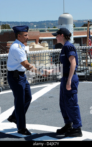 Vize-Admiral Manson K. Brown besucht USCGC Sherman Stockfoto