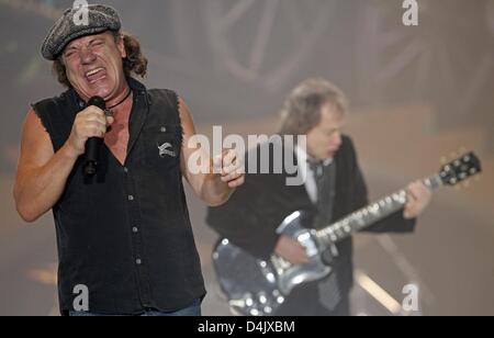 Sänger Brian Johnson (L) und Gitarrist Angus Young von der australischen Band? AC/DC? während ihr erstes deutsches Konzert in Leipzig, Deutschland, 5. März 2009 durchführen. Alle Konzerte der Band? s Deutschland-Tournee waren innerhalb weniger Minuten ausverkauft. Ihr erstes Album in acht Jahren? Glatteis?, die im Oktober 2008 veröffentlicht wurde, stürmte die Spitze der Charts. Die Musiker, die auf 35 ja zurückblicken kann Stockfoto