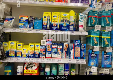 Einzelhandelspackungen Scholl und anderen Footcare Produkte zum Verkauf in der Apotheke Apotheke UK Stiefel Stockfoto