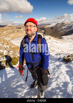 Ein Kletterer Custs Gully am großen Ende, eine Klasse einen Winterreiseroute, Lake District, Großbritannien. Stockfoto