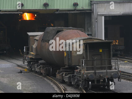 Spezialwagen sind mit Roheisen gefüllt und für die weitere Vorgehensweise am Hochofen 8 von ThyssenKrupp in Duisburg, Deutschland, 2. März 2009 transportiert. Das Roheisen wird mit Eisenschrott gemischt und mit Sauerstoff zu Stahl veredelt. Aus dem Stahl Platten sind weiter fort, Spulen und dünne Blätter verwendet, u.a. in der Automobilindustrie. Foto: Roland Weihrauch Stockfoto