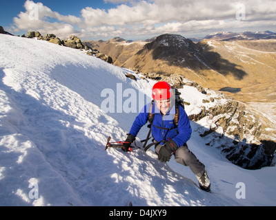 Ein Bergsteiger in Custs Gully am großen Ende Richtfest, eine Note eines Winters route, Seenplatte, UK Stockfoto