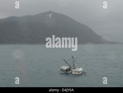 Die Kap-Spencer-Versenkung ereignete sich im Golf von Alaska und erforderte eine Rettungsaktion von der Air Station Kodiak. Der Hubschrauber MH-60 Jayhawk unterstützte die Operation bei Montague Island. Stockfoto