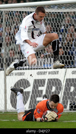 Bielefeld? s Torwart Dennis Eilhoff (unten) speichert den Ball aus Frankfurt? s Alexander Meier (oben) in der deutschen Bundesliga Spiel Arminia Bielefeld V Eintracht Frankfurt im SchuecoArena Stadion Bielefeld, Deutschland, 8. März 2009. Foto: FRANZ-PETER TSCHAUNER (Achtung: EMBARGO Bedingungen! Die DFL erlaubt weitere Nutzung der Bilder im IPTV, mobile Dienste und andere neue te Stockfoto