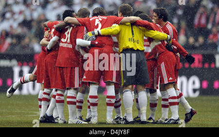 München? s Spieler bilden einen Kreis, bevor die deutsche Bundesliga Spiel FC Bayern München V Hannover 96 am Stadion Allianz Arena München, 7. März 2009. München verprügelt Hannover 5: 1. Foto: PETER KNEFFEL Stockfoto