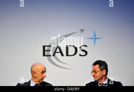 EADS CEO Louis Gallois (L) und CFO Hans Peter Ring (R) bei der Gruppe sprechen? s Bilanz-Pressekonferenz in Oberschleißheim bei München, Deutschland, 10. März 2009. Luftfahrt-Konzern EADS buchte einen höheren Gewinn im Jahr 2008 als erwartet. Netto-Gewinn angesammelt, knapp 1,6 Milliarden Euro nach einem Verlust von 446 Millionen Euro im Vorjahr. Foto: PETER KNEFFEL Stockfoto