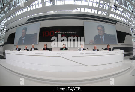 Audi-Chef Rupert Stadler (4-L) bei der Firma spricht? s Bilanz-Pressekonferenz in Ingolstadt, Deutschland, 10. März 2009. Deutsche Autobauer Audi setzte seine Rekordergebnis und Stöcke zum Wachstum Ziele trotz der globalen Krisen. Der Umsatz stieg um 1,7 Prozent auf 34,2. Milliarden Euro in 2008. Foto: ARMIN WEIGEL Stockfoto