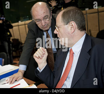 Europäischen Währungsunion Kommissar, Hauptsitz Spanisch Joaquin Almunia (L) Chats mit German Finance Minister Peer Steinbrueck (R) zum Jahresbeginn eine Eurogruppe Finanzminister haben auf dem Europäischen Rat in Brüssel, 9. März 2009. Foto: THIERRY MONASSE Stockfoto