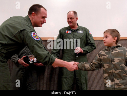 Wyatt Lotzer, Mitglied der Air Station Kodiak, besuchte die East Elementary School, um seine Erfahrungen mit dem Hubschrauber MH-60 zu teilen. Die Veranstaltung bot den Schülern einen pädagogischen Überblick über die Luftfahrt der Küstenwache. Stockfoto