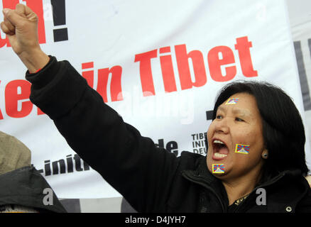 Tibet-Aktivisten inszenieren eine Kundgebung zum 50. Jahrestag der 10. März 1959 tibetischen Aufstand vor der chinesischen Botschaft in Berlin, Deutschland, 10. März 2009. Die Rallye soll China aufmerksam? s Besetzung und anhaltende Unterdrückung Tibets. China hat praktisch Tibet am Tag markieren die 1959 Aufstand und massiv erhöht seine militärische Präsenz und Grenze Cont abgeriegelt Stockfoto