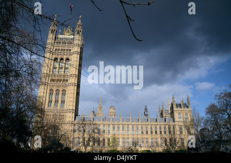 Palace of Westminster, Houses of Parliament in Westminster, London, Großbritannien, unter einem bedrohlichen, stürmischen Himmel Stockfoto