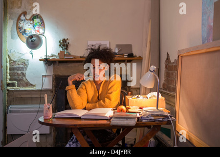 Lesebuch der Frau am Schalter Stockfoto