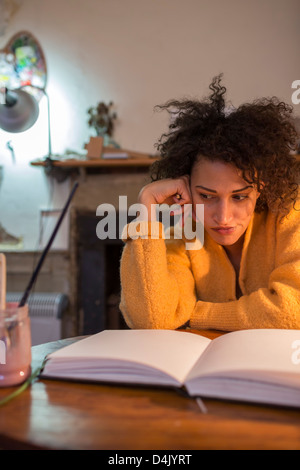 Lesebuch der Frau am Schalter Stockfoto