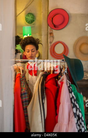 Frau im Bekleidungsgeschäft einkaufen Stockfoto