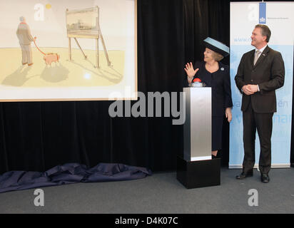 Niederländischen Königin Beatrix eröffnet offiziell das renovierte Finanzministerium in den Haag, die Niederlande, 12. März 2009. Architekt Jeroen van Schooten verlieh dem Gebäude ein modernes und repräsentatives neues Gesicht mit einem Wintergarten, Atrium und einer Doppel-Haut-Fassade. Foto: Albert Philip van der Werf (Niederlande) Stockfoto